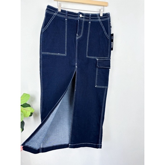 NWT True Religion Dark Wash Contrast Stitch Denim Cargo Slitted Maxi Skirt Sz 29 - Picture 3 of 10